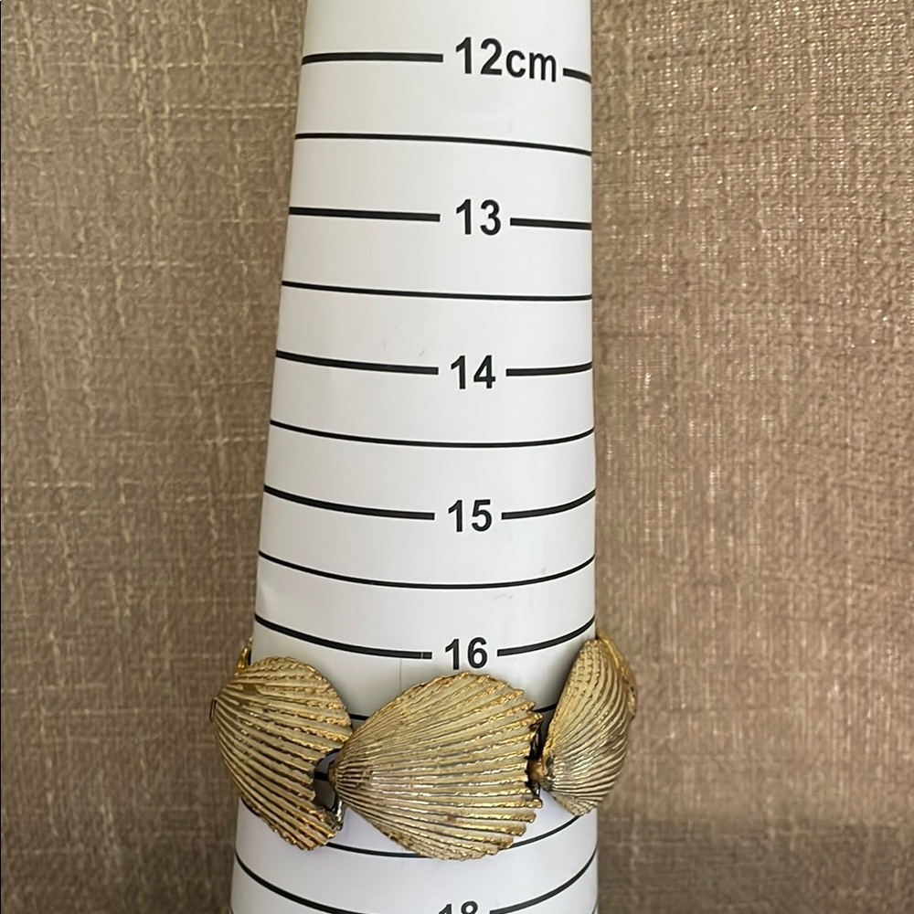 Vintage Gold tone Shell Bracelet - Picture 4 of 7